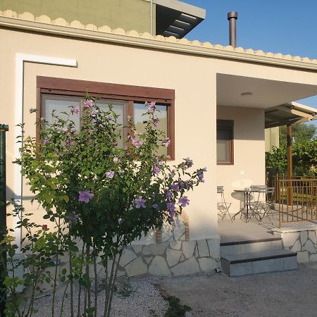 Backyard Apartment Kalligoni Esterno foto