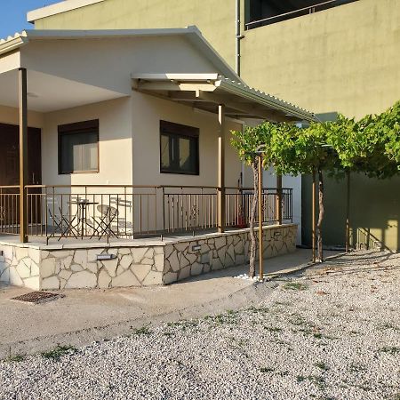 Backyard Apartment Kalligoni Esterno foto