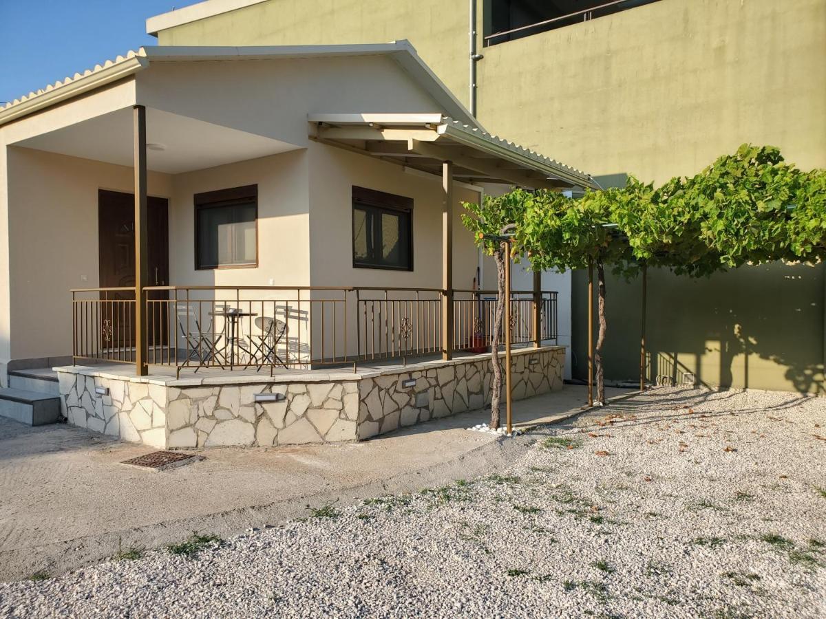 Backyard Apartment Kalligoni Esterno foto